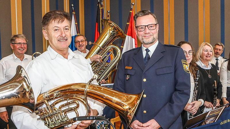 Noch darf er nicht mitmachen, aber k&uuml;nftig will Alexander Streng, der neue Leiter der Polizeiinspektion Bamberg-Land, im Bamberger Polizeiorchester mitspielen, neben ihm Werner Rebhan, der lange stellvertretender Inspektionsleiter war.