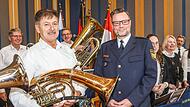 Noch darf er nicht mitmachen, aber künftig will Alexander Streng, der neue Leiter der Polizeiinspektion Bamberg-Land, im Bamberger Polizeiorchester mitspielen, neben ihm Werner Rebhan, der lange stellvertretender Inspektionsleiter war.