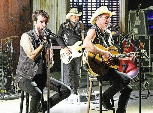 The BossHoss sind zurzeit in den Charts und als Werbefiguren für Grill und Barbecue heiß begehrt. Auch auf der Bühne in Schloss Eyrichshof wollen sie kräftig einheizen. The BossHoss sind zurzeit in den Charts und als Werbefiguren für Grill und Barbecue heiß begehrt. Auch auf der Bühne in Schloss Eyrichshof wollen sie kräftig einheizen.