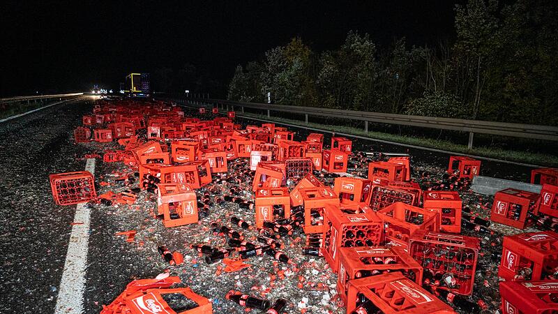 Ein Bild der Verw&uuml;stung: Zahllose Getr&auml;nkekisten und der gr&ouml;&szlig;te Teil der Flaschen, die vom Anh&auml;nger auf die Maintalautobahn gefallen waren, gingen zu Bruch.