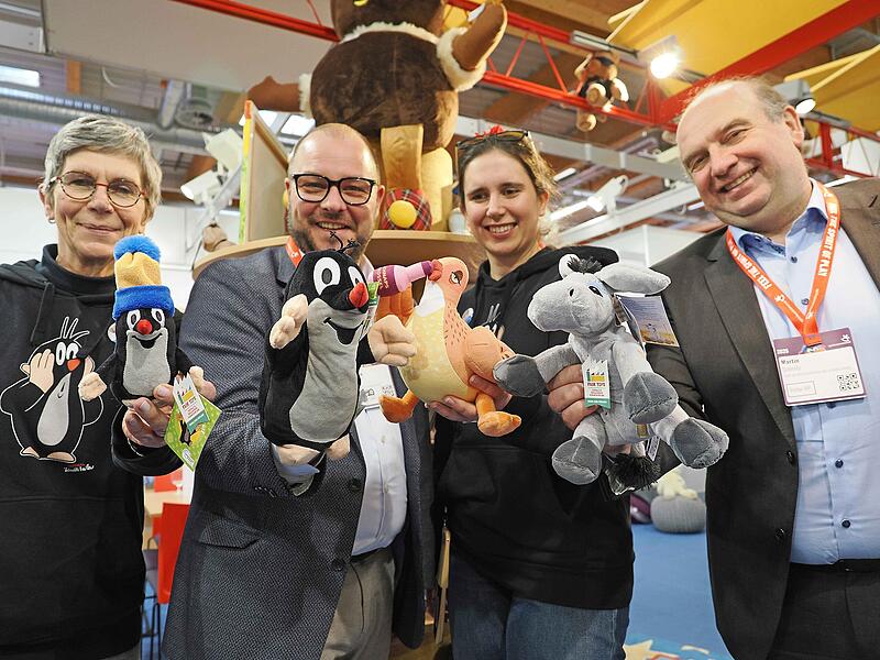 Der kleine Maulwurf ist bekannt aus DDR-Fernsehreihe &bdquo;Unser Sandm&auml;nnchen&ldquo;. Zum Kuscheln gibt es ihn von der Neustadter Firma Heunec. Wirtschaftsf&ouml;rderer Martin Schmitz und Landrat Sebastian Straubel zeigen Pl&uuml;schtiere mit Barbara Fehn-Dransfeld (links) und Josephine Dransfeld.