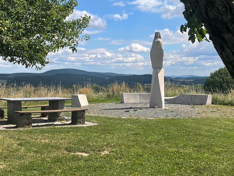 Schönbach Hünenhügel: Eine imposante Aussicht rundum in die Landschaft und Schöpfung Gottes hat man vom Hünenhügel (362 m).
