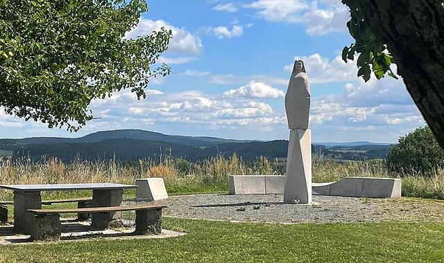 Schönbach Hünenhügel: Eine imposante Aussicht rundum in die Landschaft und Schöpfung Gottes hat man vom Hünenhügel (362 m).