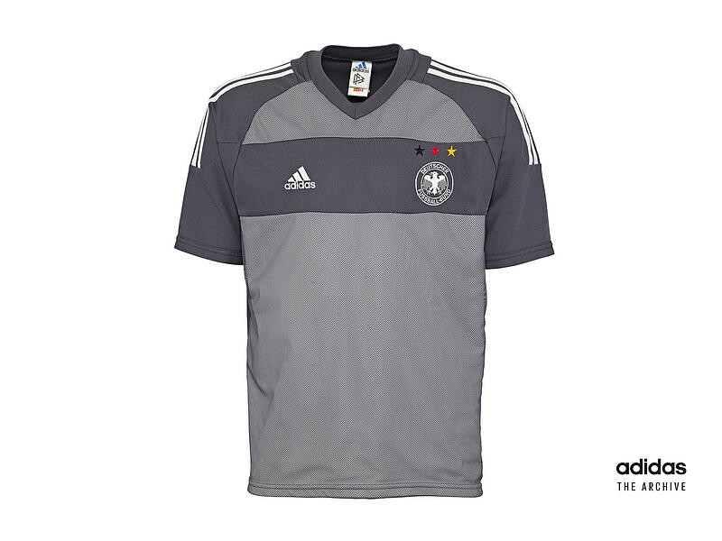 Grau als Symbolfarbe f&uuml;r die damaligen Rumpelfu&szlig;baller-Auftritte: Das DFB-Ausw&auml;rtstrikot bei der WM 2002.