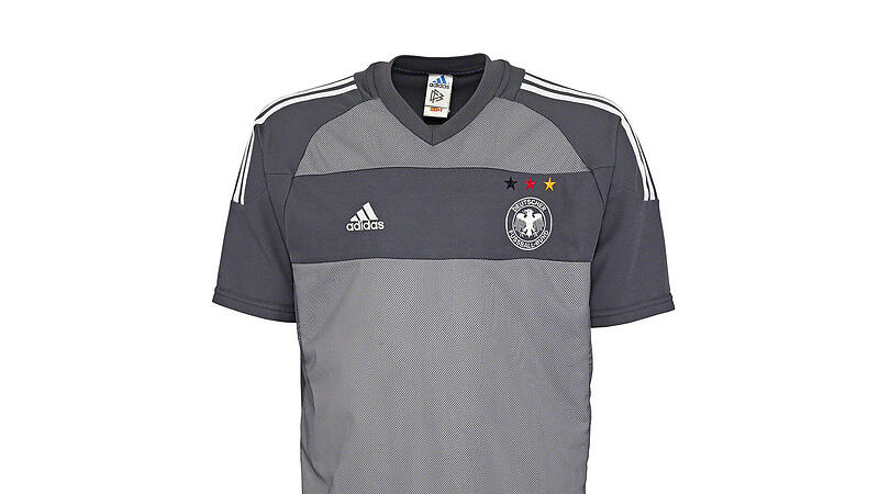 Grau als Symbolfarbe f&uuml;r die damaligen Rumpelfu&szlig;baller-Auftritte: Das DFB-Ausw&auml;rtstrikot bei der WM 2002.