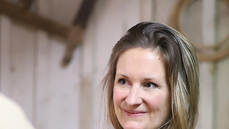 Monika Geldhauser hält ein in Kleinserie hergestelltes Produkte rund um den Tisch und die Zubereitung von Speisen in Händen. Monika Geldhauser hält ein in Kleinserie hergestelltes Produkte rund um den Tisch und die Zubereitung von Speisen in Händen.