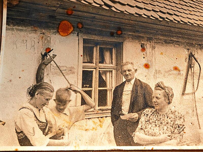 Historische Aufnahme: In der Mitte steht Johann Bayer, Kathrin Heimanns Gro&szlig;vater, dessen Leben 1950 in Effeltrich durch ein Gewaltverbrechen endete.