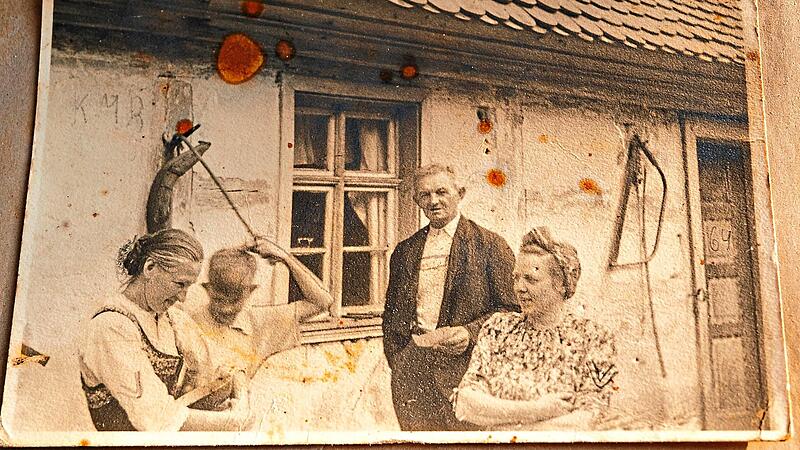Historische Aufnahme: In der Mitte steht Johann Bayer, Kathrin Heimanns Gro&szlig;vater, dessen Leben 1950 in Effeltrich durch ein Gewaltverbrechen endete.