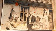 Historische Aufnahme: In der Mitte steht Johann Bayer, Kathrin Heimanns Großvater, dessen Leben 1950 in Effeltrich durch ein Gewaltverbrechen endete.Forchheim & Fränkische Schweiz Historische Aufnahme: In der Mitte steht Johann Bayer, Kathrin Heimanns Großvater, dessen Leben 1950 in Effeltrich durch ein Gewaltverbrechen endete.