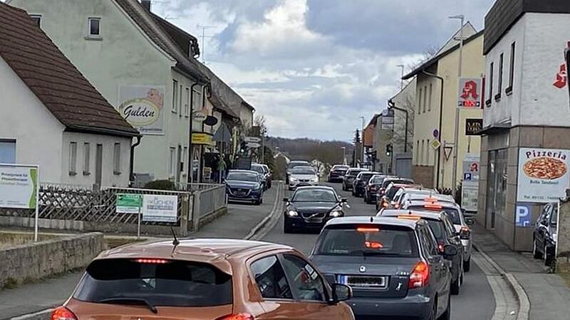 Eine Blechlawine rollt durch Niederndorf. F&uuml;r die Gr&uuml;nen ist der Bau einer Umgehungsstra&szlig;e zur Entlastung keine L&ouml;sung. Sie fordern ein generelles Umdenken.