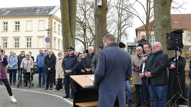 Zur Gedenkstunde versammelten sich etliche Bamberger auf dem Au&szlig;engel&auml;nde des E.T.A.-Hoffmann-Gymnasiums