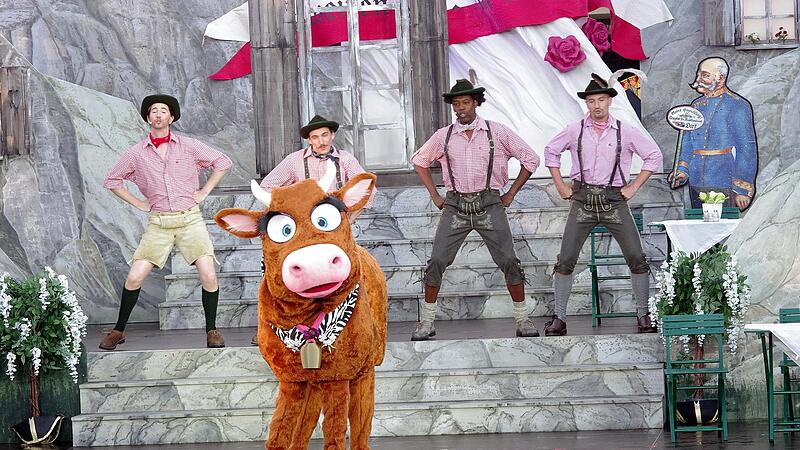 Eine steppende Kuh entpuppt sich bei den Bad Kissinger Festspielen als Bulle. Das produziert den Reim: &bdquo;Erst beim Melken war ihm klar, dass die Kuh ein Bulle war.&ldquo;