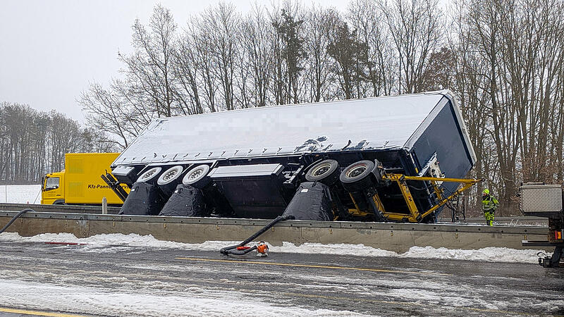 Glatteis: Lastwagen kippt auf A7 bei Oberthulba um