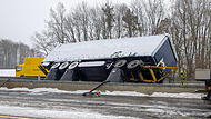 Glatteis: Lastwagen kippt auf A7 bei Oberthulba um