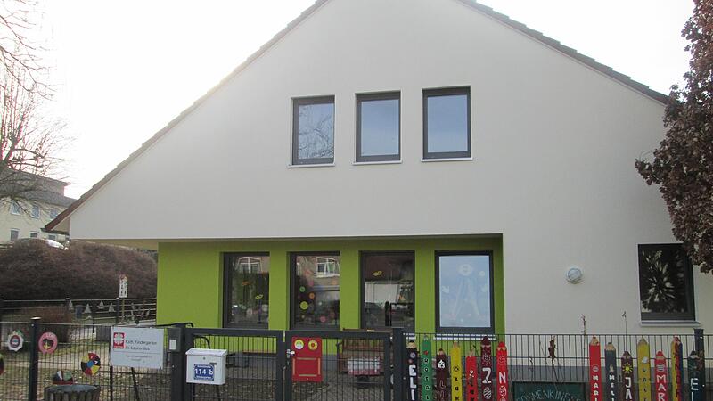 Der Auraer Kindergarten, dessen Betrieb jetzt der Kreiscaritasverband übernahm, muss wegen fehlender Krippenplätze erweitert werden. Zwei Millionen Euro reichen nach Einschätzung des Bürgermeisters hier nicht aus.