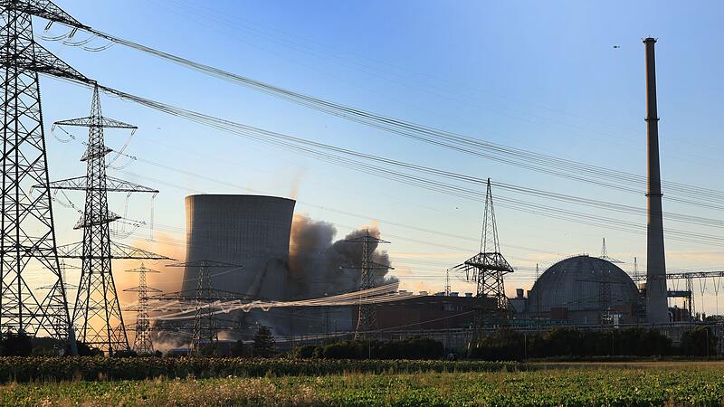 Sprengung der Kühltürme des Kernkraftwerkes Grafenrheinfeld Sprengung der Kühltürme des Kernkraftwerkes Grafenrheinfeld