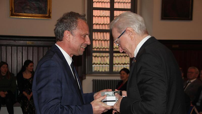 Staatsminister Thorsten Glauber (links) gratulierte Heinz Köhler zu dem Jubiläum.