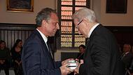 Staatsminister Thorsten Glauber (links) gratulierte Heinz Köhler zu dem Jubiläum.