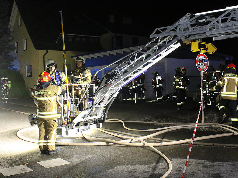 In der Nacht ist in Sonnefeld ein Brand ausgebrochen.  Viele Rettungskr&auml;fte r&uuml;ckten aus, auch ein Heli.