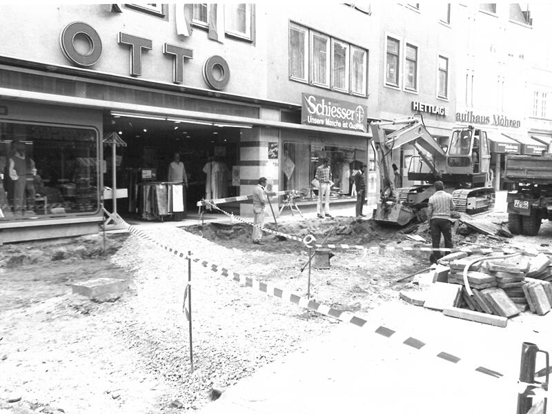 Nach der gelungenen Testphase ab dem 5. Mai 1982 wurde die Spitalgasse auch baulich zur Fußgängerzone verändert. Nach der gelungenen Testphase ab dem 5. Mai 1982 wurde die Spitalgasse auch baulich zur Fußgängerzone verändert.