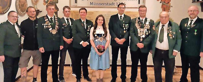 Die Königshäuser: (von links) Sportleiter Patrick Lumpe, Adrian Bier, Alexander Weber, Lukas Weber, Max Brückner, Emily Müller, Lukas Hammer, Bastian Brückner, Karl Heinz Mauer und 1. Schützenmeister   Klaus Brückner.