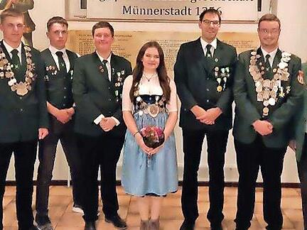 Die Königshäuser: (von links) Sportleiter Patrick Lumpe, Adrian Bier, Alexander Weber, Lukas Weber, Max Brückner, Emily Müller, Lukas Hammer, Bastian Brückner, Karl Heinz Mauer und 1. Schützenmeister   Klaus Brückner.