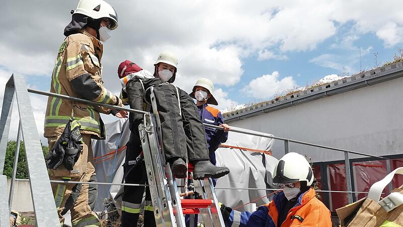 Auch in extremen Notsituationen ist die Sicherheit erstes Gebot, etwa bei der Rettung einer bewusstlosen Person. Auch in extremen Notsituationen ist die Sicherheit erstes Gebot, etwa bei der Rettung einer bewusstlosen Person.