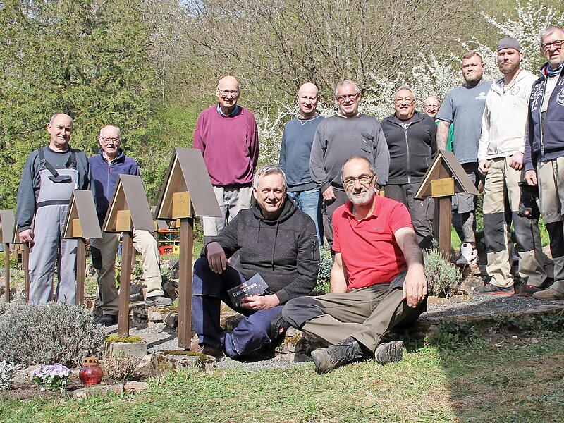 Zw&ouml;lf Helfer waren bei der Erneuerung der Kreuze im Einsatz.