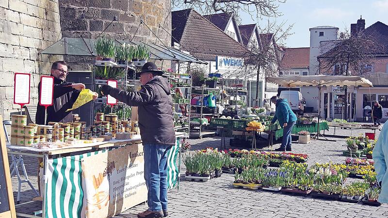 Thorsten Hugel bietet erstmals Honig und andere Imkerprodukte an. Thorsten Hugel bietet erstmals Honig und andere Imkerprodukte an.
