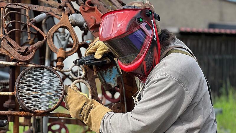 Ingo Siegismund verarbeitete im Kunstprojekt &bdquo;Wunderkugel&ldquo; viele, viele alte Metallteile. Auch Familie Kaup aus Sailershausen hat einige Objekte  zum Verschwei&szlig;en gespendet.