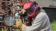 Ingo Siegismund verarbeitete im Kunstprojekt „Wunderkugel“ viele, viele alte Metallteile. Auch Familie Kaup aus Sailershausen hat einige Objekte  zum Verschweißen gespendet.