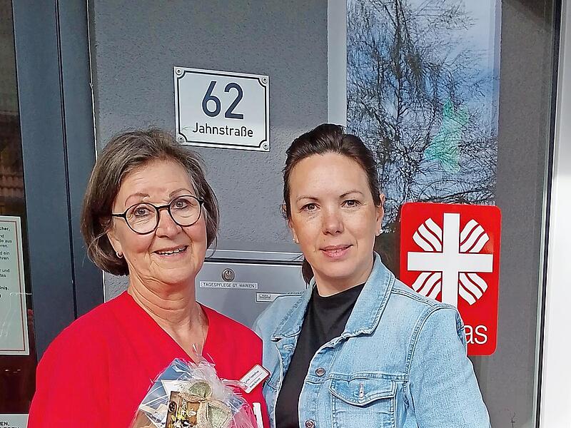 Blumen und Geschenke gab es f&uuml;r Annett Schmitt (links) von Jelena Hilfer als Anerkennung.