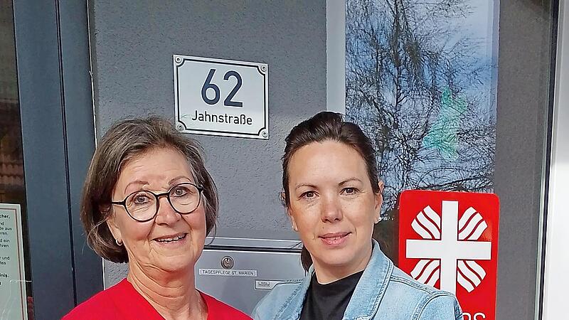Blumen und Geschenke gab es f&uuml;r Annett Schmitt (links) von Jelena Hilfer als Anerkennung.