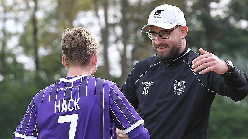 Der Dank von Trainer Jan Gernlein (r.) ist ihm gewiss: Mit acht Toren f&uuml;hrt Philipp Hack (l.) die interne Torsch&uuml;tzenliste des FC Eintracht Bamberg an.