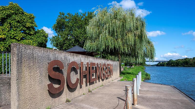 Ein gro&szlig;es Namensschild ist an einer Mauer am Moselufer  angebracht. 1985 wurde in Schengen das Abkommen f&uuml;r ein Europa ohne Grenzkontrollen unterzeichnet.