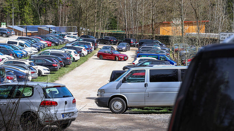 Volle Parkplätze: Großer Touristenandrang in der Fränkischen SchweizForchheim & Fränkische Schweiz Volle Parkplätze: Großer Touristenandrang in der Fränkischen SchweizForchheim & Fränkische Schweiz