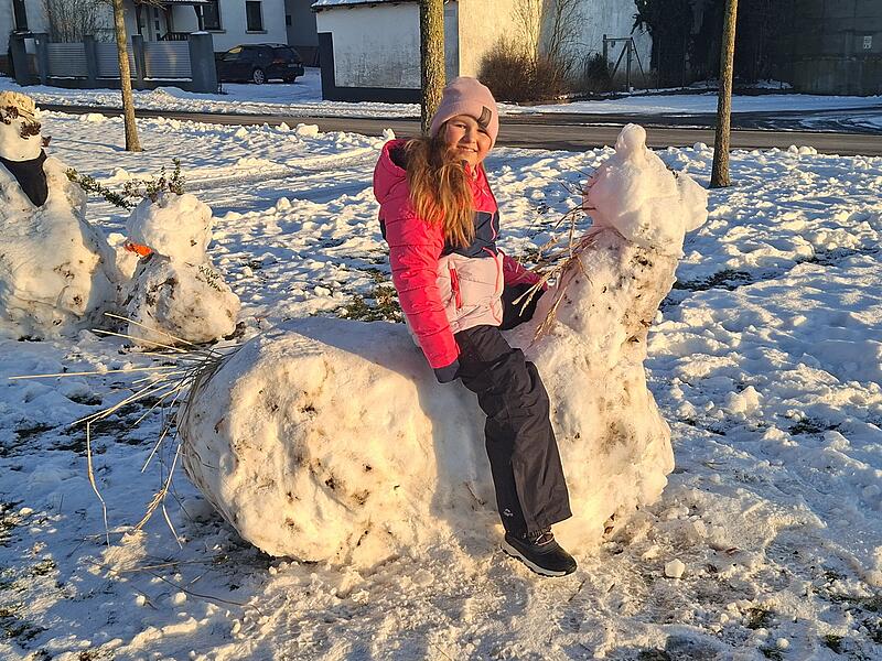 Schneemann kann jeder: Anna hat ein Schneepferd gebaut.