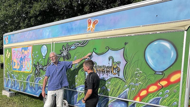 Initiator Josef Starkl präsentierte die Ergebnisse des Graffiti-Workshops „Beyond Borders“ in Autenhausen. Hannes Jahn hatte die Idee, den Vorhang in die Naturwelt aufzureißen. Auch die Ballons stammen von ihm.