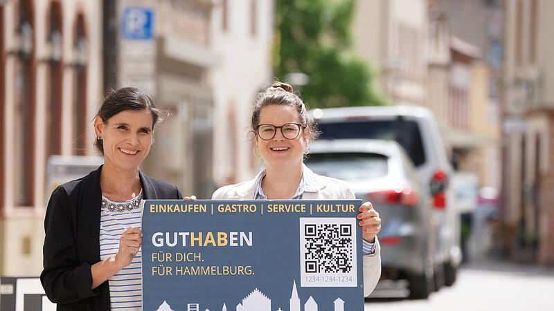 Daniela Schorn (links) und Julia Keidel halten die Guthaben-Karte des VWS in den H&auml;nden.