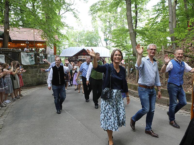 Von links vorne: B&uuml;rgermeisterin Annette Prechtel, OB Uwe Kirschstein und B&uuml;rgermeister Udo Sch&ouml;nfelder.Der Annafest-Umzug in Forchheim 2022