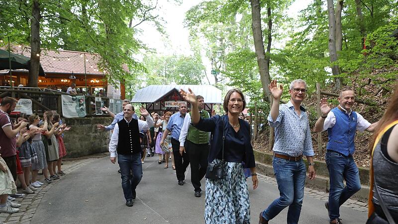 Von links vorne: B&uuml;rgermeisterin Annette Prechtel, OB Uwe Kirschstein und B&uuml;rgermeister Udo Sch&ouml;nfelder.Der Annafest-Umzug in Forchheim 2022