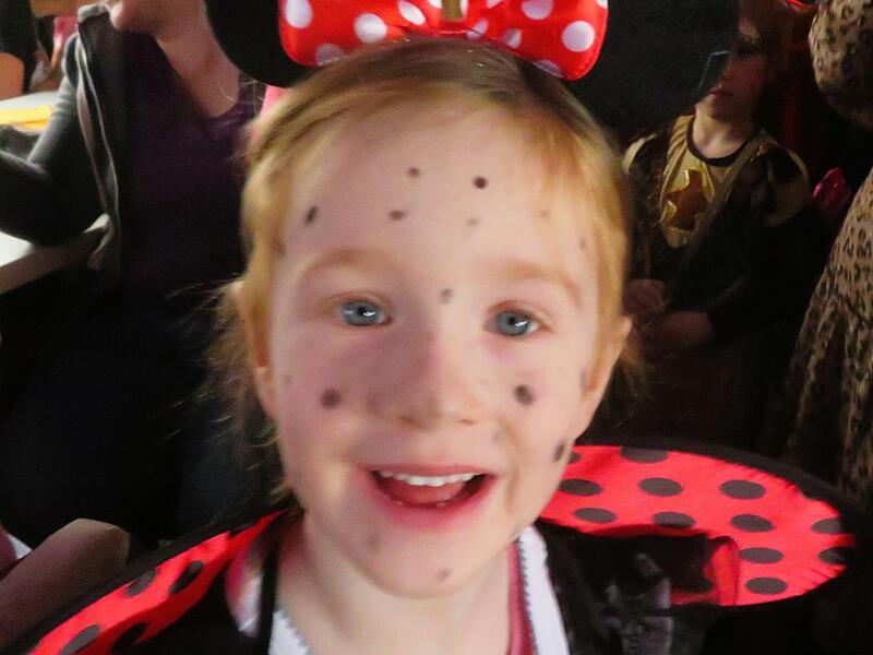 Eines der vielen Marienkäferchen: Amelie (5 Jahre) ist mit ihrer Oma da.