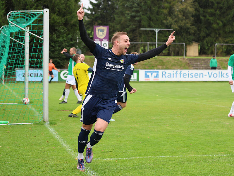 Der Steinbacher Nico Fr&ouml;ba jubelte nach seinem F&uuml;hrungstreffer gegen den FC Stockheim.