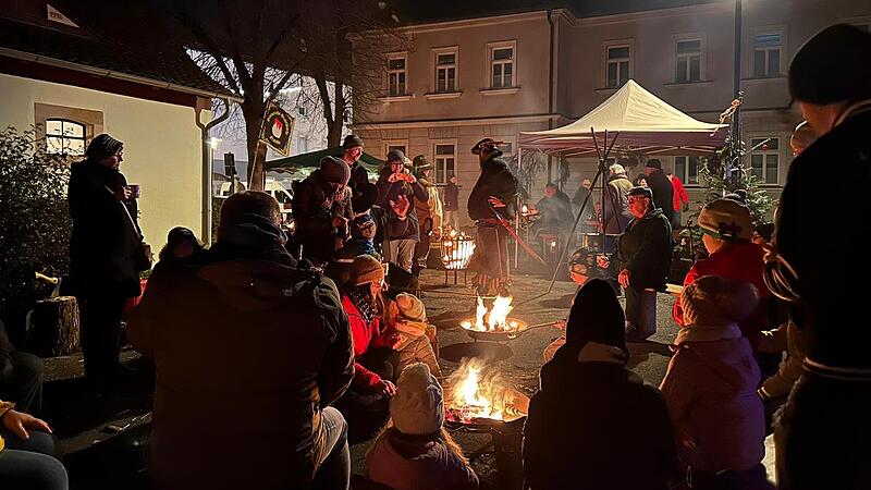 Feuer w&auml;rmt nicht nur, es schafft auch Atmosph&auml;re beim historischen Weihnachtsmarkt in H&ouml;chstadt.