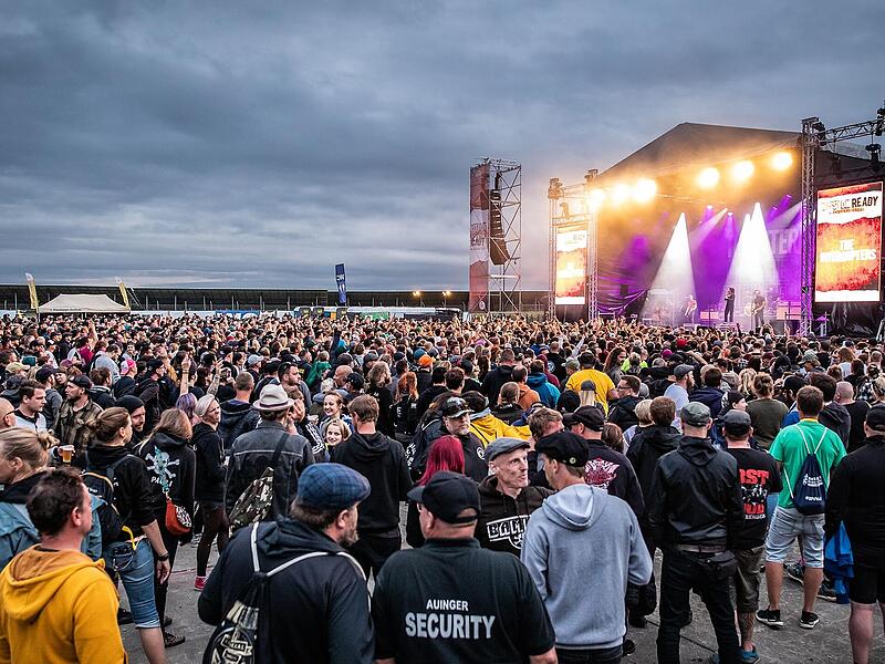 Vergangenes Jahr besuchten knapp 4000 Menschen das Mission Ready-Festival am Flugplatz von Giebelstadt. Dieses Jahr findet es in Geiselwind statt. Vergangenes Jahr besuchten knapp 4000 Menschen das Mission Ready-Festival am Flugplatz von Giebelstadt. Dieses Jahr findet es in Geiselwind statt.