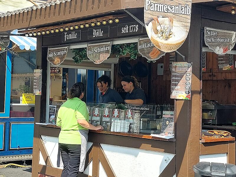 K&auml;se und Nudeln, was will man mehr?Kulinarischer Rundgang auf dem Kronacher Freischie&szlig;en