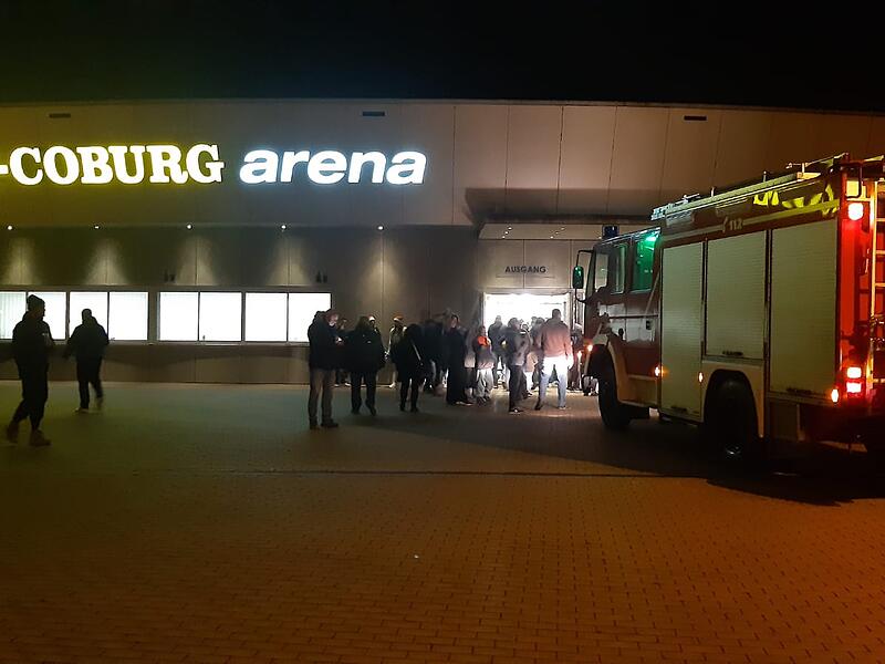 Kurz nach Beginn der Halbzeitpause l&ouml;ste ein Feueralarm eine Evakuierung der HUK-Arena aus.