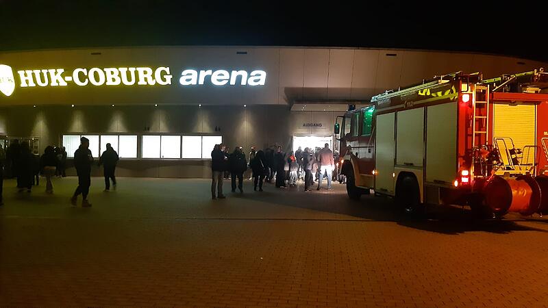 Kurz nach Beginn der Halbzeitpause l&ouml;ste ein Feueralarm eine Evakuierung der HUK-Arena aus.