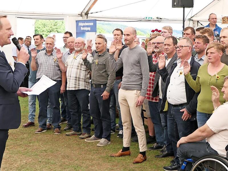 Landrat Michael Ziegler vereidigte im Rahmen des Kreissiebenertages 47 neue Feldgeschworene. Landrat Michael Ziegler vereidigte im Rahmen des Kreissiebenertages 47 neue Feldgeschworene.