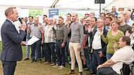 Landrat Michael Ziegler vereidigte im Rahmen des Kreissiebenertages 47 neue Feldgeschworene.